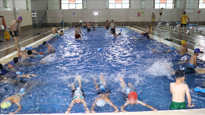 Ağrı’da çocuklar yüzmeyi üniversitenin yarı olimpik havuzunda öğreniyor