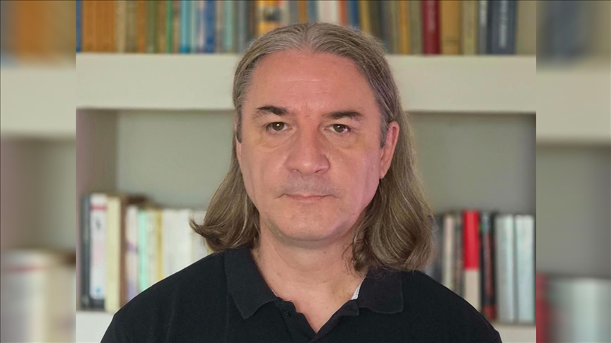 Prof. Dr. Goran Şimiç, Bosna Hersek'teki savaş mağdurları anısına şiirler kaleme aldı