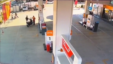 Bursa'da kontrolden çıkan motosikletin otomobile çarptığı anlar güvenlik kamerasında