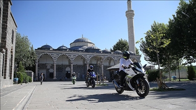 Diyarbakır'ın sıra dışı müezzini yarış motosikletiyle ilgi odağı oldu