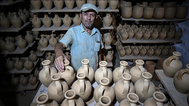 Babasından öğrendiği çömlekçiliğe ömrünü adadı