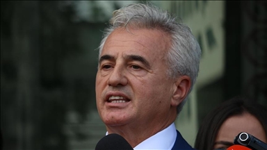 Косовски адвокат ја истриже косата во знак на протест поради неконституирањето на Парламентот