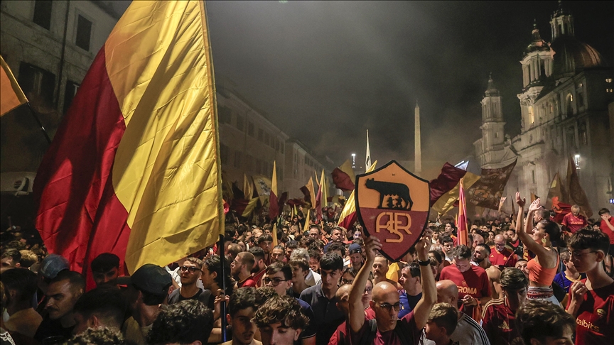 Navijači AS Rome obilježili 98. rođendan kluba ponoćnom proslavom u Rimu