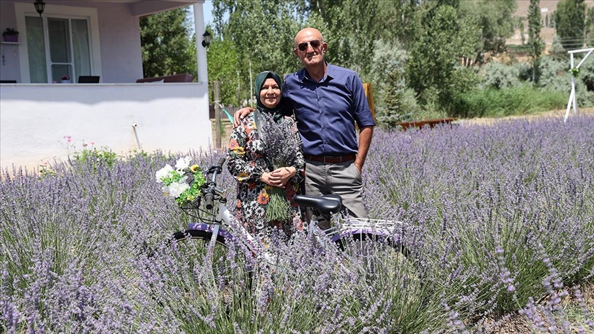 Astım hastası eşinin sağlığı için yerleştiği köyünde lavanta bahçesi kurdu
