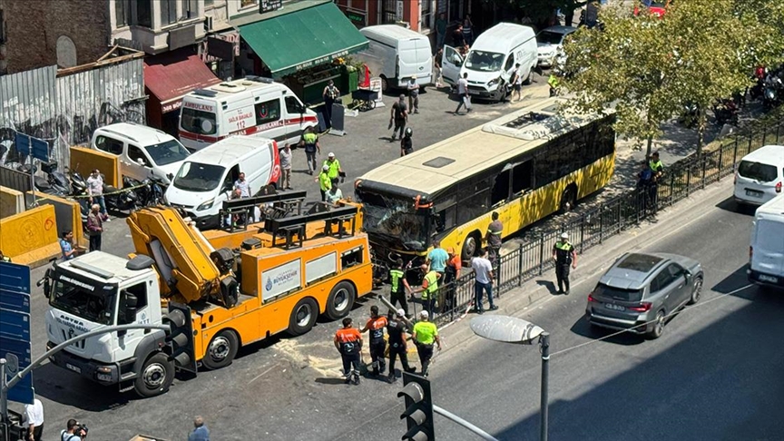 Beyoğlu'nda 10 aracın karıştığı zincirleme trafik kazasında 5 kişi yaralandı