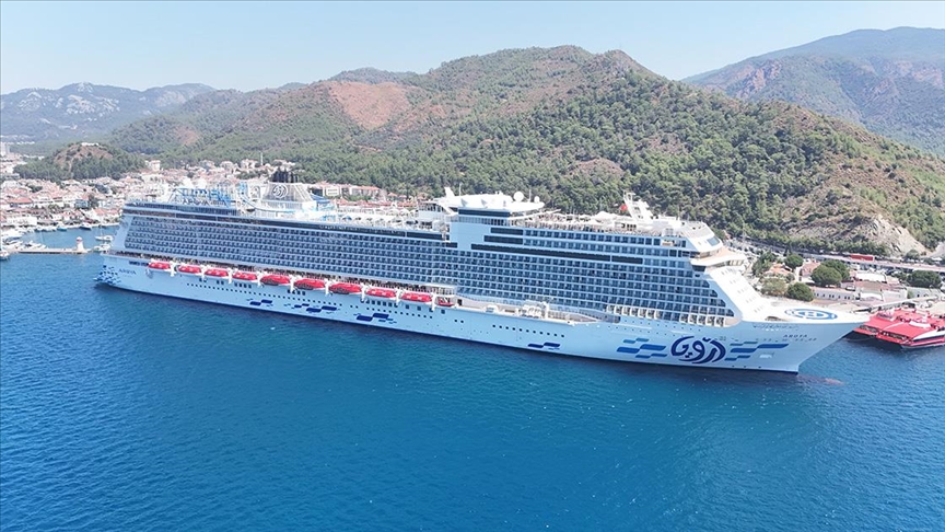 "Aroya" kruvaziyeri 2 bin 241 yolcusuyla Marmaris'e geldi