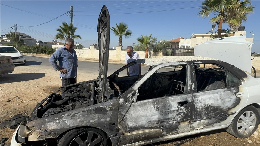 مستوطنون إسرائيليون يحرقون مركبتين فلسطينيتين بالضفة