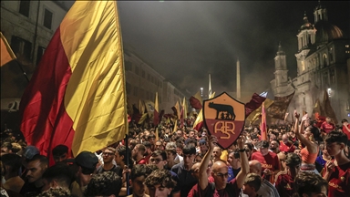 Navijači AS Rome obilježili 98. rođendan kluba ponoćnom proslavom u Rimu
