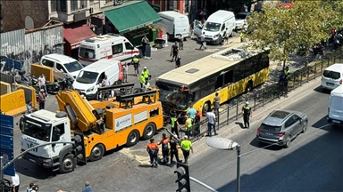 Beyoğlu'nda 10 aracın karıştığı zincirleme trafik kazasında 5 kişi yaralandı