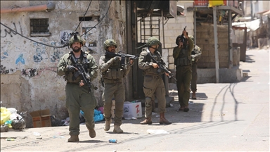 الجيش الإسرائيلي يقتحم مناطق بالضفة ويعتدي على فلسطينيين