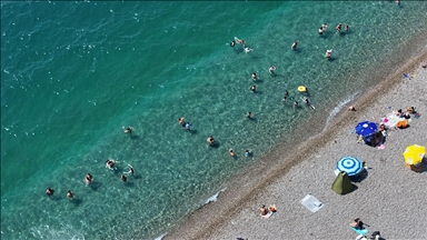 Antalya'da sıcak hava nedeniyle sahillerde yoğunluk yaşandı