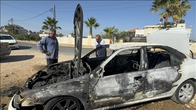 مستوطنون إسرائيليون يحرقون مركبتين فلسطينيتين بالضفة 