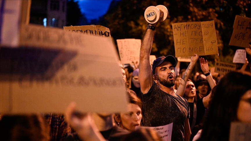 Ukrayna'da, yolsuzluğa karşı mücadele eden kurumların yetkisini kısıtlayan yasa protesto edildi