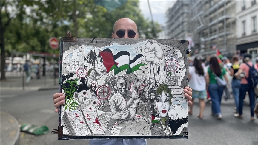 Alžirac slika lica Palestinaca ubijenih u izraelskim napadima u Gazi