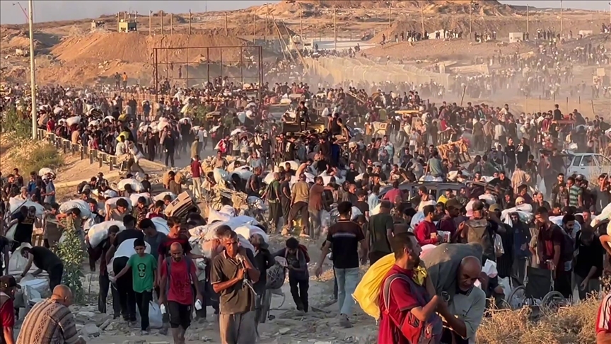Palestinezët në Gaza ecin me kilometra për të arritur në qendrat e ndihmës për pak miell