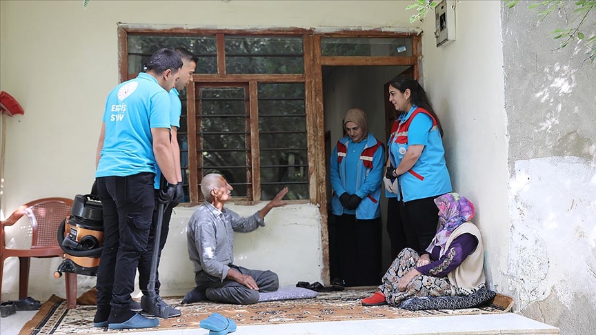 Yardıma koştukları yaşlı ve kimsesizlerin "evlatları" oldular
