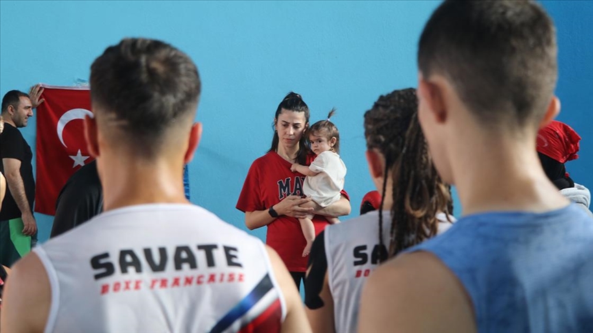 Kucağında bebeğiyle sporcu yetiştiriyor