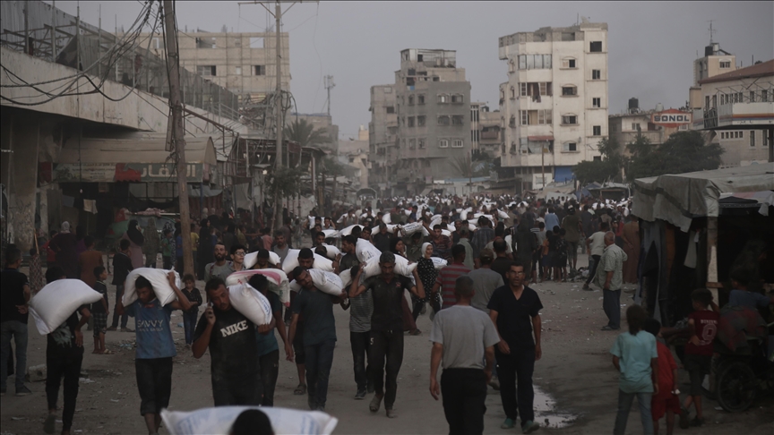 Palestinezët dynden në qendrën e ndihmës për furnizime të kufizuara me miell në Gaza