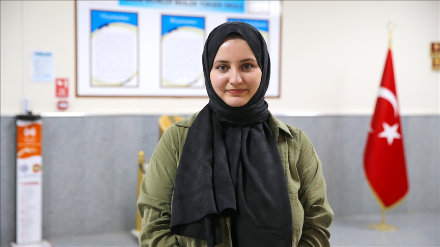 Temizlik personeli olarak görev yaparken YKS'ye hazırlanan genç kızın hedefi tıp eğitimi 