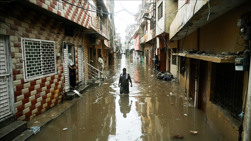 10 killed, thousands stranded as rain-triggered landslides blocked China-Pakistan highway
