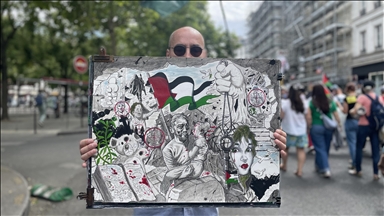 Alžirac slika lica Palestinaca ubijenih u izraelskim napadima u Gazi