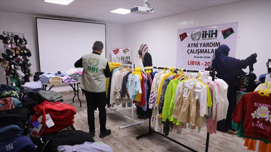 İHH, Libya’daki Sudanlı sığınmacılara giysi ve battaniye yardımı yaptı