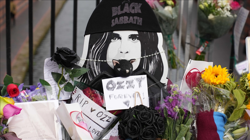 Cvijeće na mostu Black Sabbath u čast rock ikone Ozzyja Osbournea