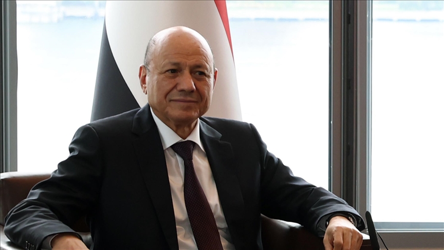 العليمي يتوجه إلى السعودية لحشد دعم اقتصادي دولي لليمن
