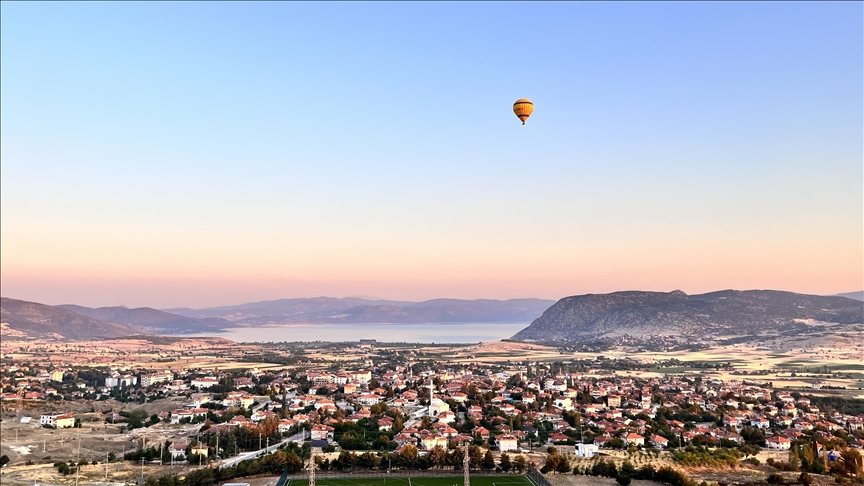Burdur'da sıcak hava balonları Salda Gölü manzarası eşliğinde havalandı