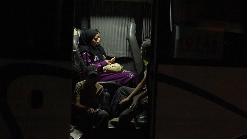 Siria evakuon mbi 500 civilë nga Suwayda në Daraa me autokolonë autobusësh