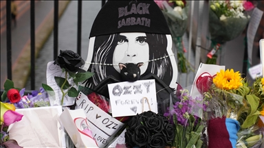 Cvijeće na mostu Black Sabbath u čast rock ikone Ozzyja Osbournea