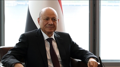 العليمي يتوجه إلى السعودية لحشد دعم اقتصادي دولي لليمن