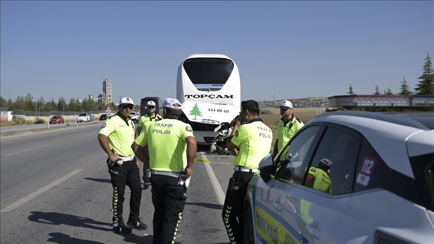 Li Enqereyê di qezaya trafîkê da 2 kes mirin û kesek jî birîndar bû