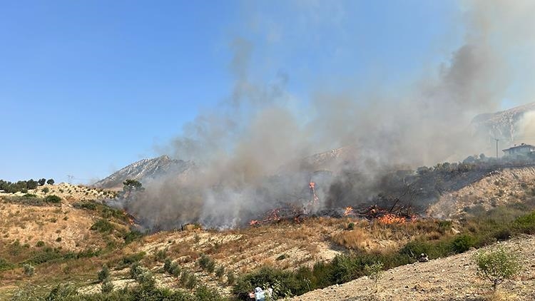 Li Antalyayê xebatên vemirandina şewatan ên ku di qadên daristanê da derketibûn, dewam dikin