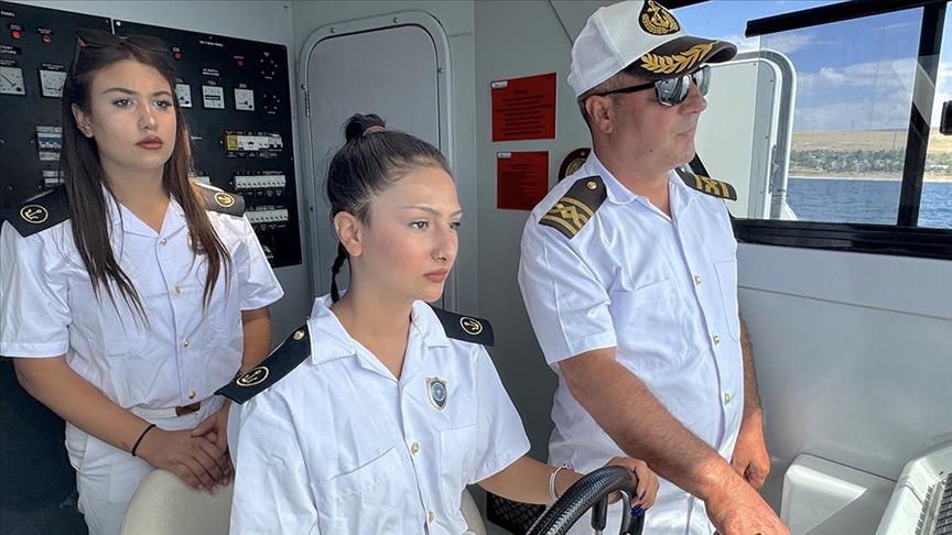 Stajyer kadın kaptanlar Van Gölü'nde dümen başında