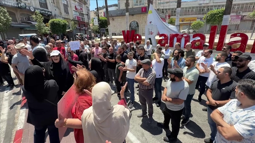 Palestinezët në Ramallah protestojnë kundër sulmeve izraelite dhe politikës së urisë në Gaza