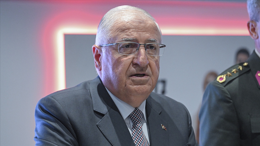 Milli Savunma Bakanı Güler'den IDEF 2025'te "Aile Yılı Standı"na ziyaret