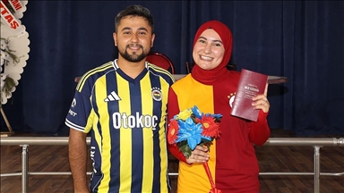 Fanatik gelin ile damat, nikah masasına tuttukları takımların formalarıyla oturdu