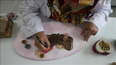 Kahramanmaraşlı kadın girişimci atık talaşı sanat eserlerine dönüştürüyor
