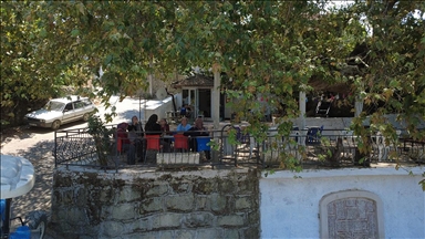 Manisa'da anıt ağaç altında odun ateşinde demlenen çay ilgi görüyor