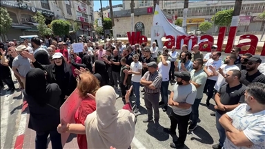 Palestinezët në Ramallah protestojnë kundër sulmeve izraelite dhe politikës së urisë në Gaza