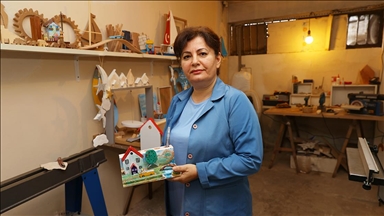 Emekli öğretmenin ahşap sevgisi çocuklara oyuncak oluyor