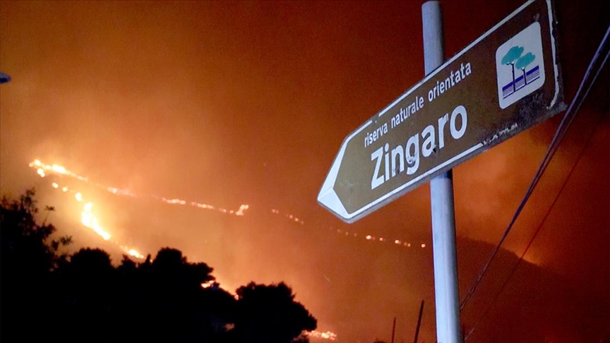 İtalya'nın Sicilya Adası'ndaki orman yangınları yerleşim yerlerini tehdit ediyor