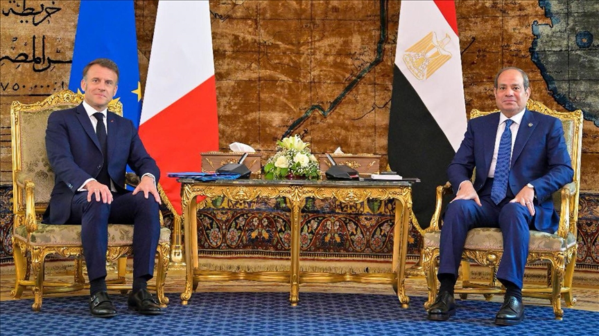 السيسي يؤكد لماكرون استمرار جهود التوصل لوقف النار بغزة