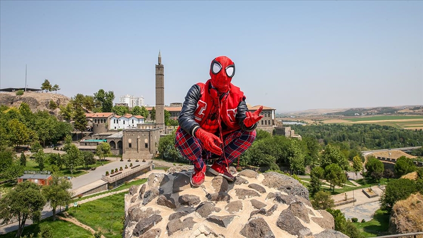 Türkiye'yi gezen "Örümcek Adam" Diyarbakır'da