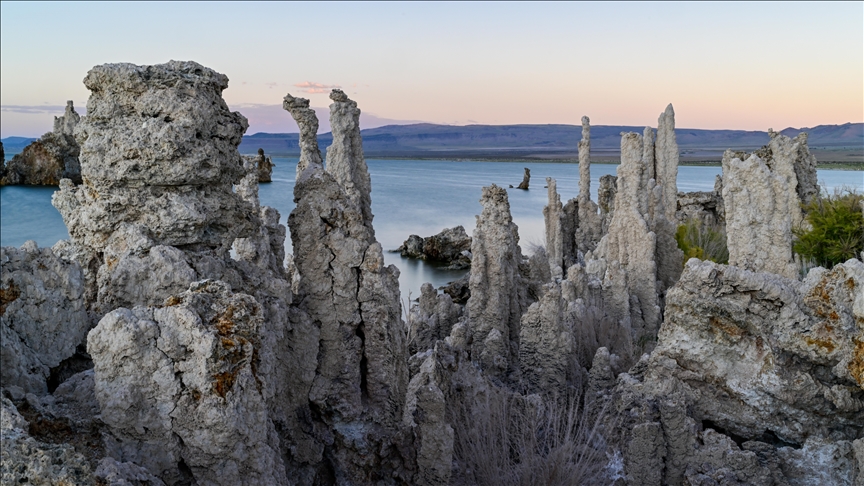 Perëndimi i diellit mbi Liqenin Mono të Kalifornisë ofron pamje mahnitëse