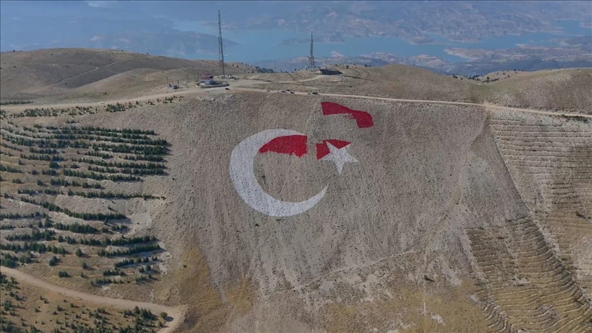 Kahramanmaraş'ın zirvesine dev Türk bayrağı ve İstiklal Madalyası işleniyor