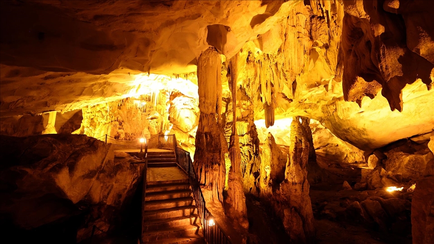 Dupnisa Mağarası "serinliği" ile ziyaretçilerini cezbediyor