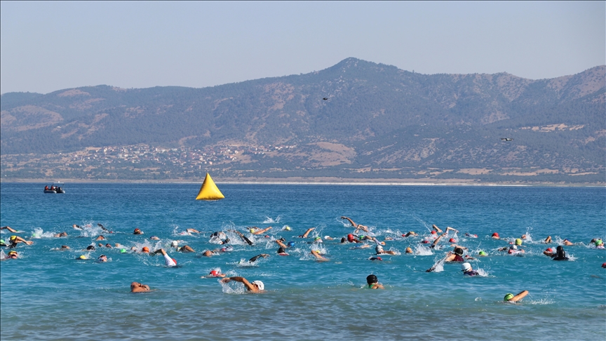 Salda Gölü'nde triatlon heyecanı yaşandı