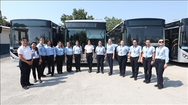 Muğla'da kadın otobüs şoförleri, güler yüzle yolcularını duraklarına ulaştırıyor
